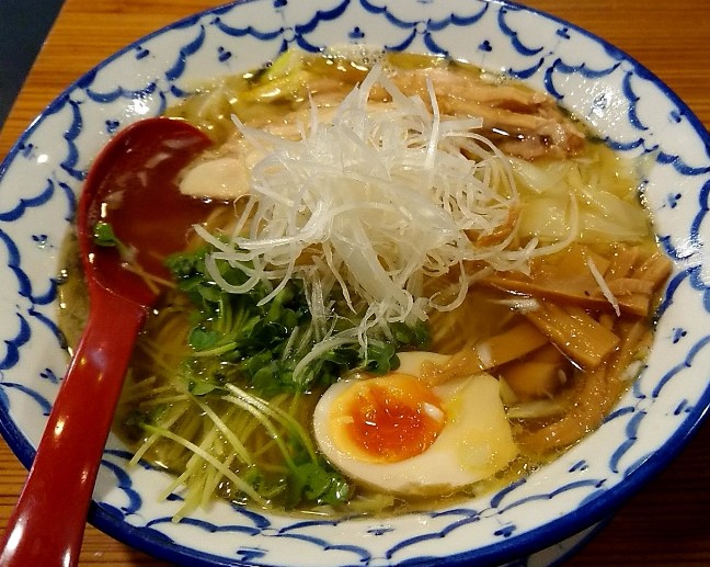 MUTO RAMEN BARのワンタン鶏塩麺です。