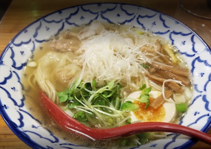 ラーメン武藤製麺所のワンタン鶏塩麺です。