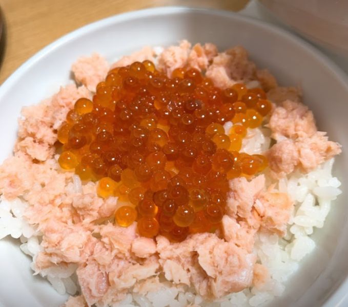北海道らーめん さつほろの鮭とイクラのミニ親子丼です。
